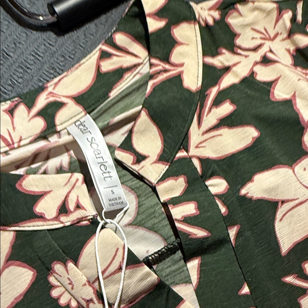 Dear Scarlett Olive and Floral Blouse NWT - Picture 3 of 5